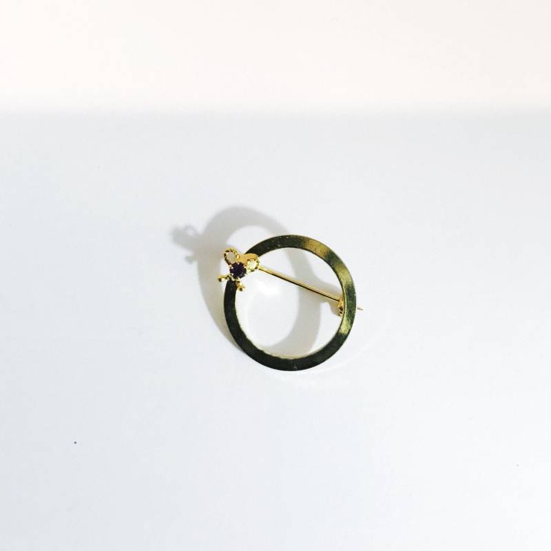 Goldfarbene Vintage Brosche Amethyst Strass Schal Anstecknadel von chrisaliciavintage