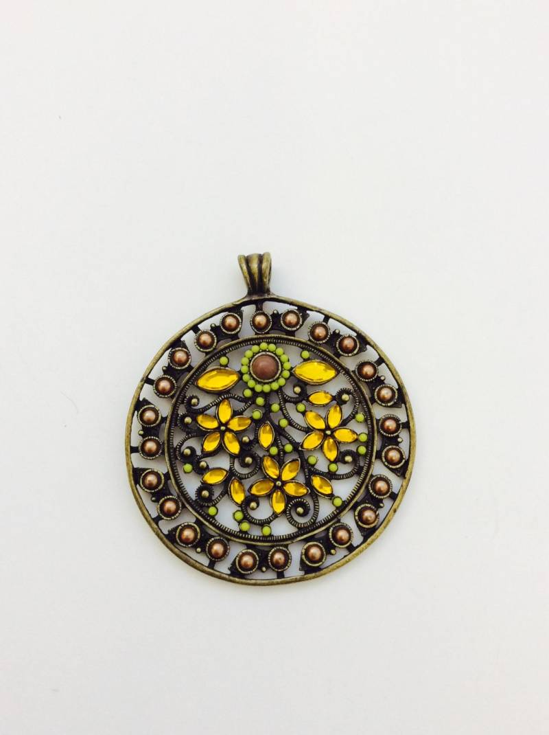 Vintage Blumenmedaillon Anhänger Gelbe Topas Farbe Boho Halskette von chrisaliciavintage