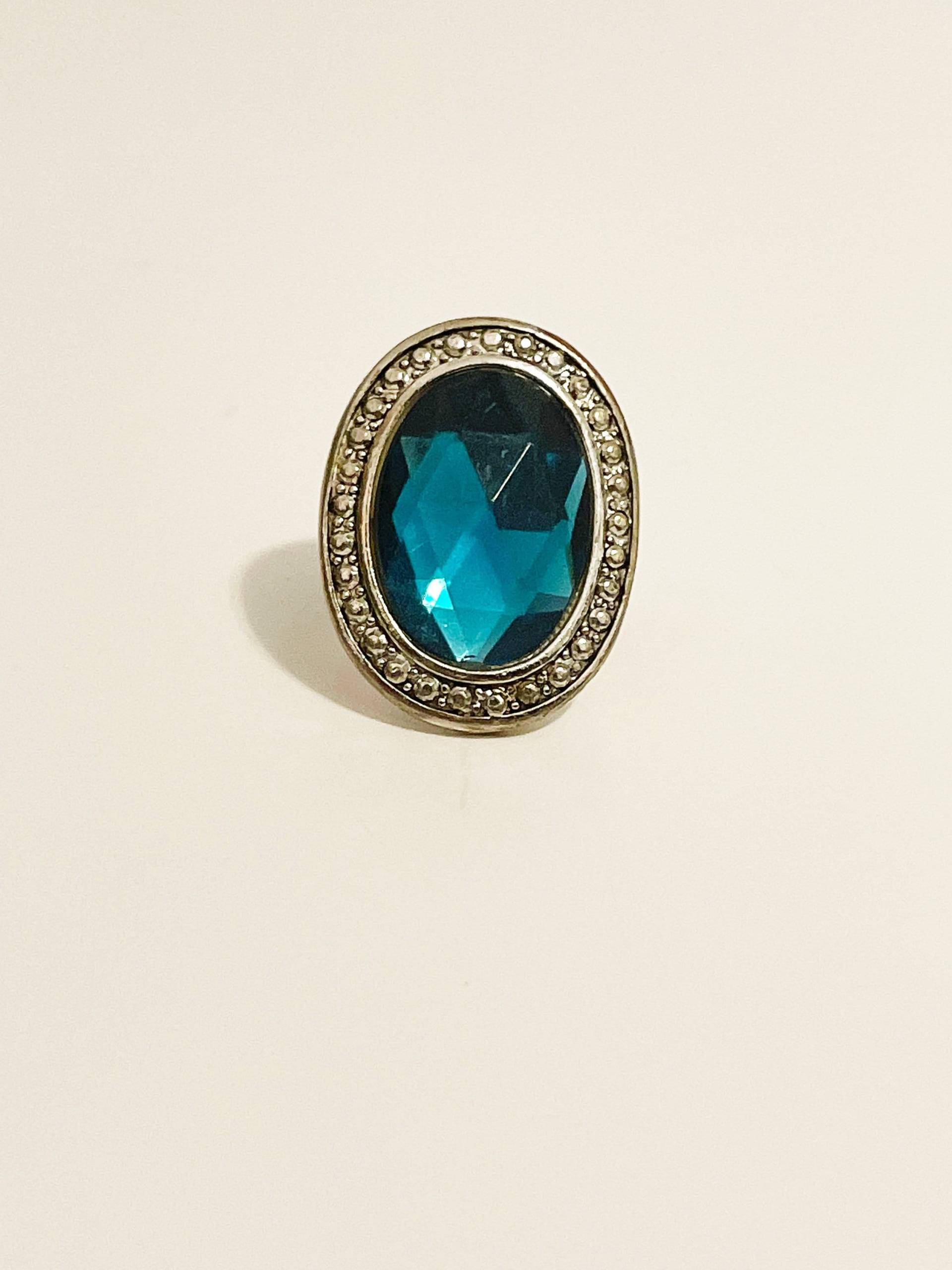 Großer Ovaler Blauer Edelstein Facettiert Ring, Silberfarbener Zopf Twist Rahmen, Statement Größe 8, 25 Türkis Blau Farbe Großer Ovaler Blauer Edelstein Facettiert Ring, Silberfarbener Zopf Twist Rahmen, Statement Größe 8, 25 Türkis Blau Farbe von chrisaliciavintage