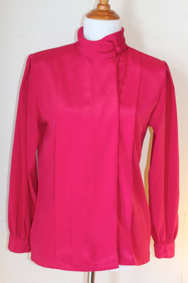 Vintage Alyssa Carr Fuchsia Bluse Faltenfront, Gepolsterte Schultern, Größe 6 von chrisaliciavintage