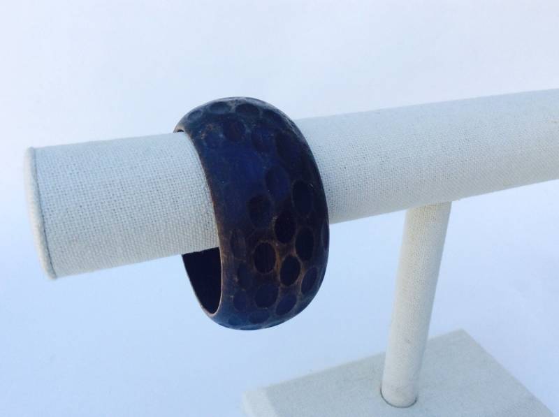 Vintage Dunkelbrauner Geschnitzter Bienenwaben-Armreif Aus Holz - 80Er Jahre Mod-Armband von chrisaliciavintage
