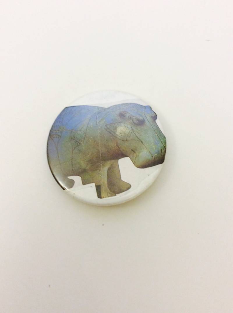 Vintage Nilpferd Button Grau & Weiß 5, 5 cm von chrisaliciavintage