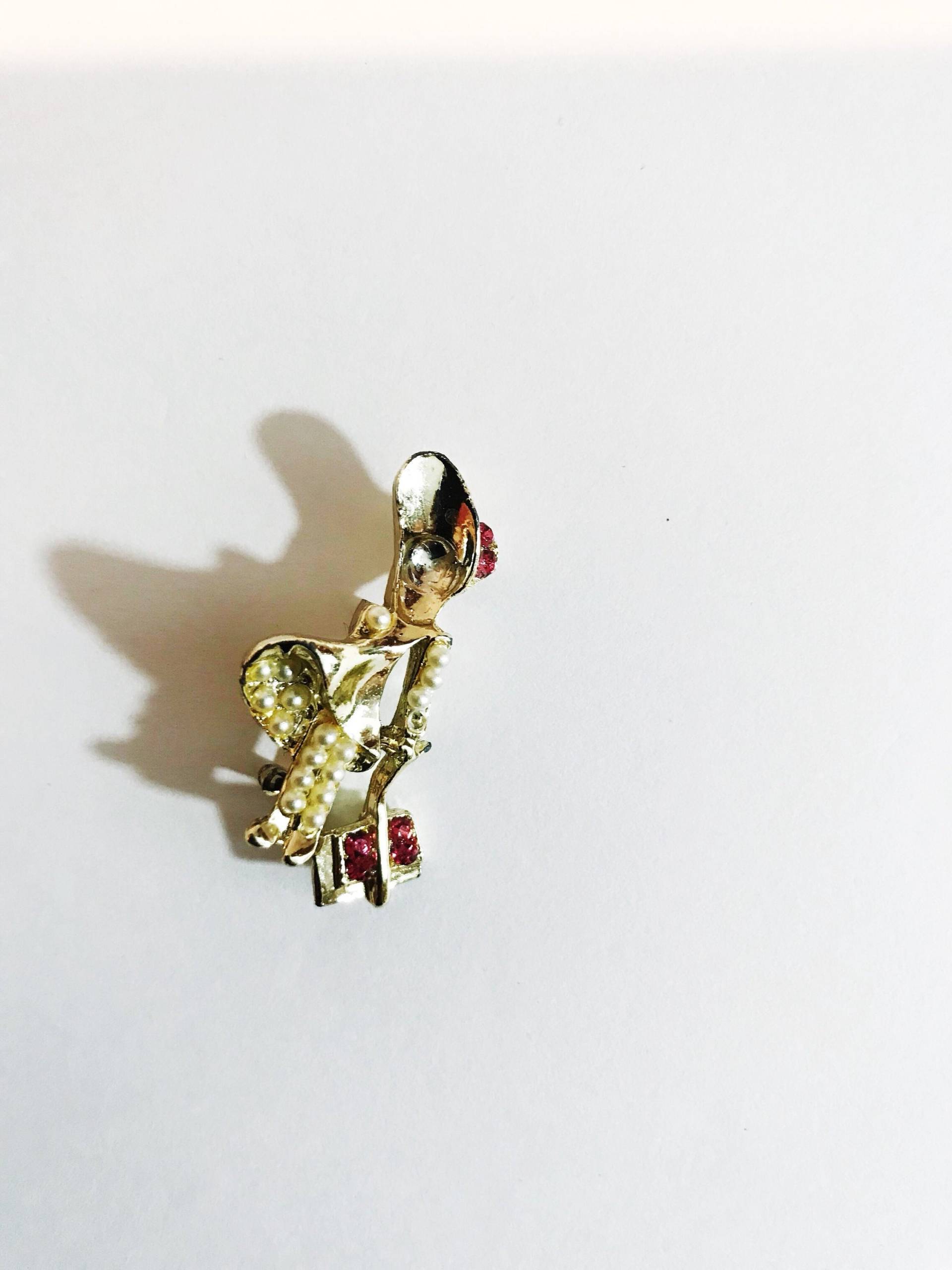 Vintage 1950Er Jahre Girl With Bonnet Brosche Faux Perle Strass Anstecknadel von chrisaliciavintage