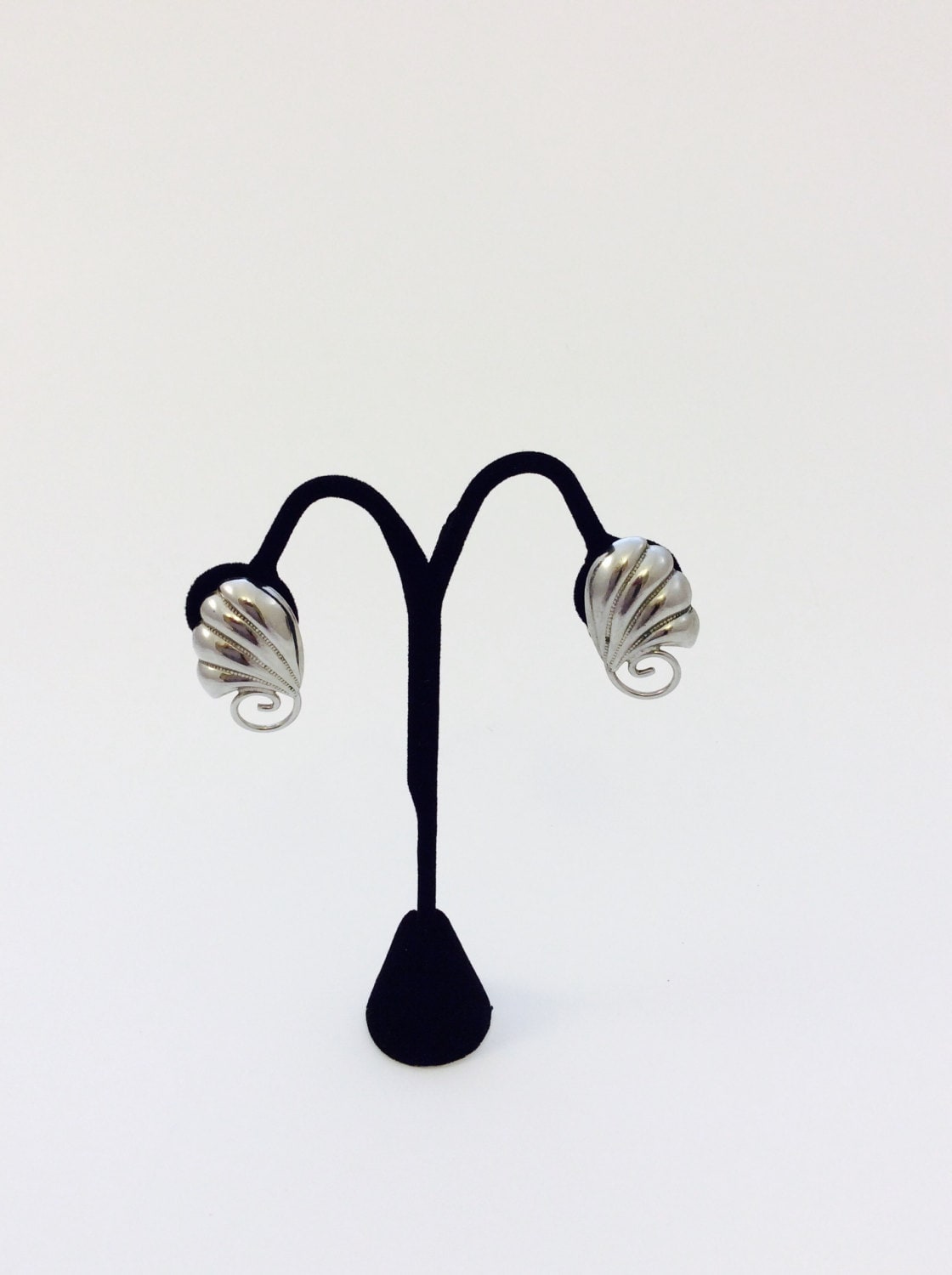 Vintage 1950S Versilberte Blatt Ohrclips von chrisaliciavintage