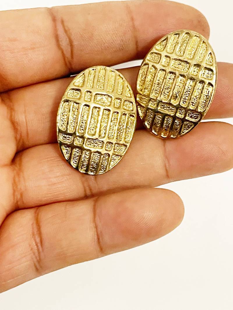 Vintage 1980Er Jordache Ohrclips Gold Ton Oval Waben Design Clip Ons Ohrringe Vtg Statement Modeschmuck Große Clip-Ons von chrisaliciavintage