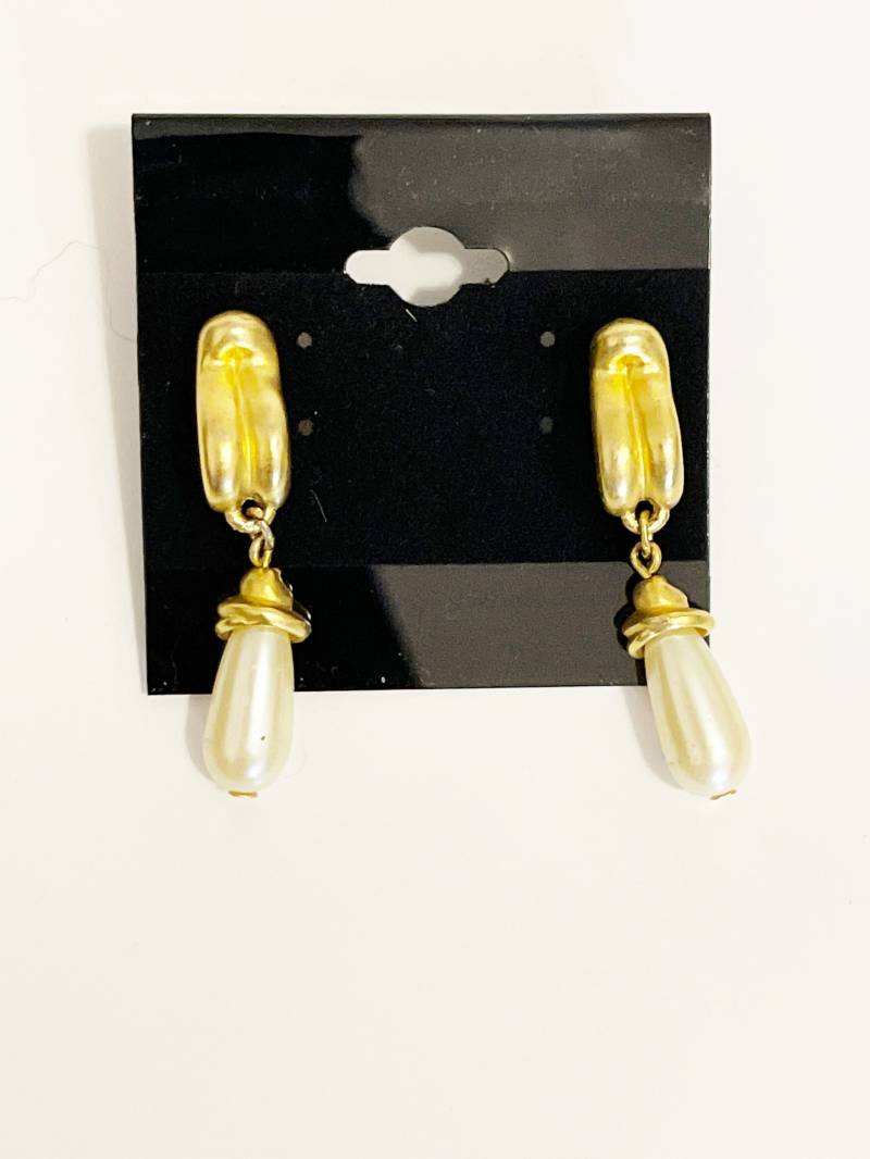 Vintage 1980Er Kunstperlen Tropfen Ohrringe Retro Stil Perlen Pierced Mit Gold Ton Spirale Wirbel Komponenten Schmuck von chrisaliciavintage