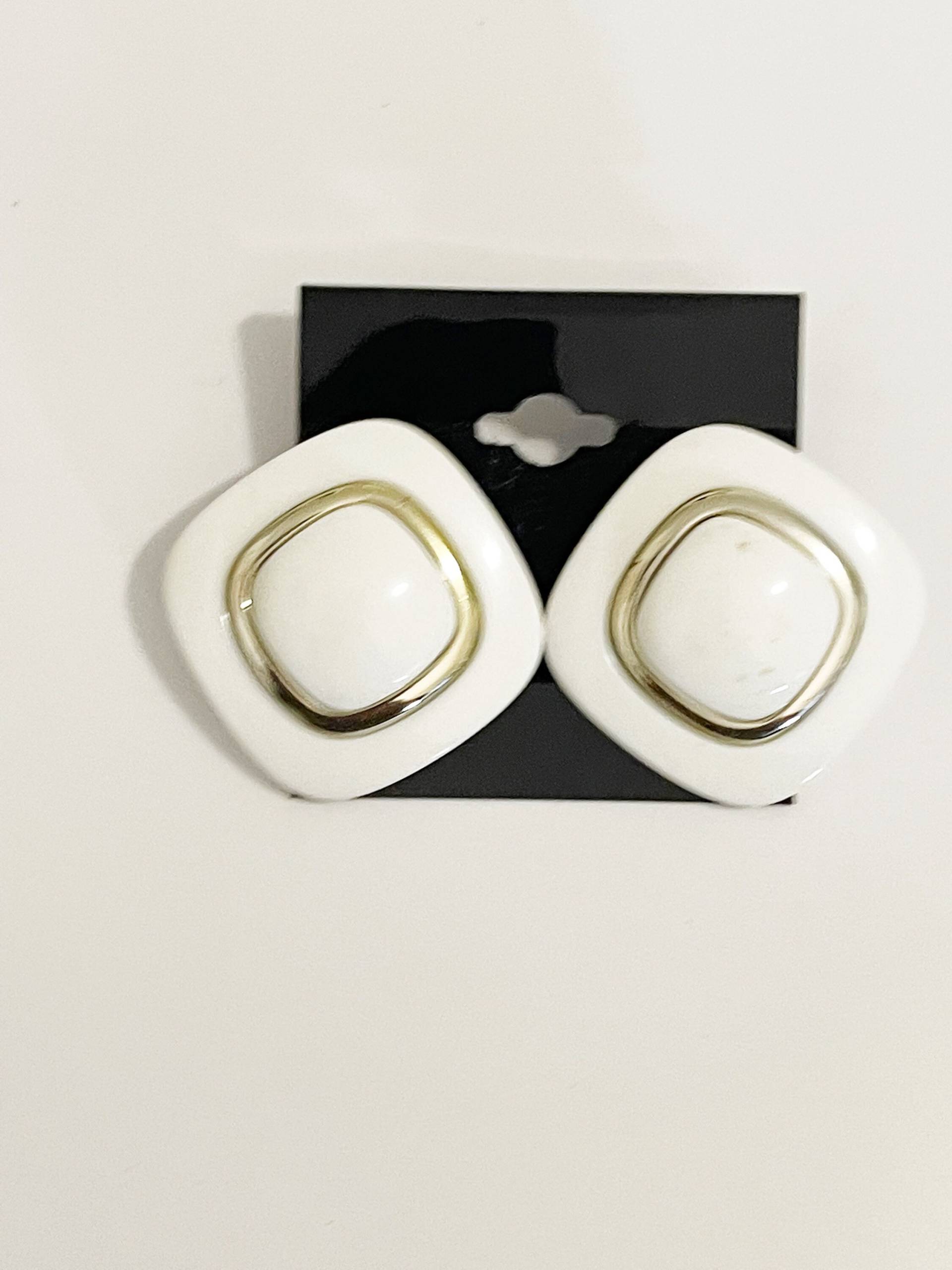 Vintage 1990Er Jahre Große Weiße Quadrat Ohrringe Retro Stil Lucite Silber-Ton Button Style Dome Pierced Acryl Resin Statement Mod Vintage 1990Er Jahre Große Weiße Quadrat Ohrringe Retro Stil Lucite Silber-Ton Button Style Dome Pierced Acryl Resin Statement Mod von chrisaliciavintage
