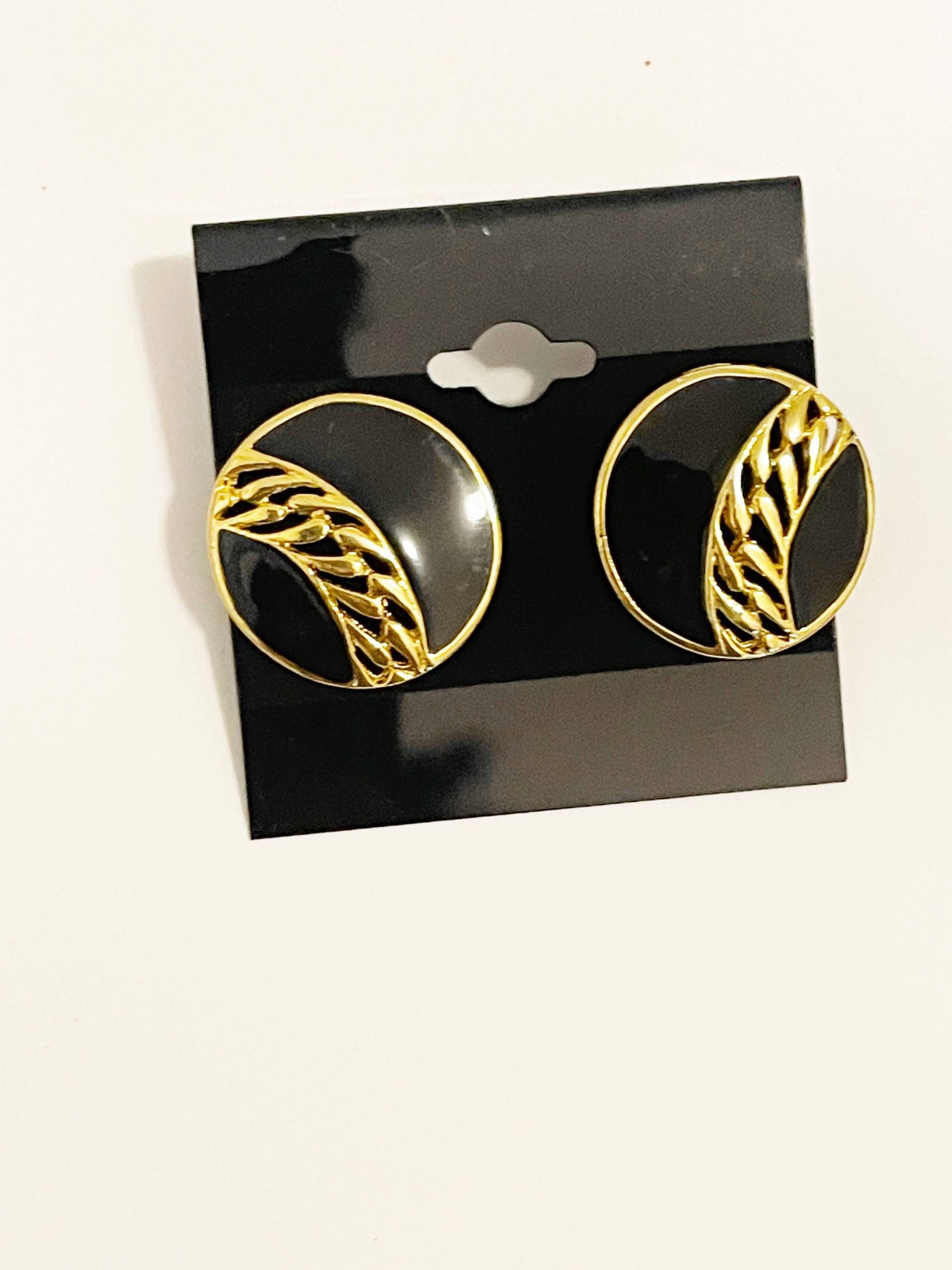 Vintage 1990Er Jahre Schwarz Und Gold Emaille Kreis Ohrringe Rund Knopf Retro Kitsch Mode Modeschmuck Vintage 1990Er Jahre Schwarz Und Gold Emaille Kreis Ohrringe Rund Knopf Retro Kitsch Mode Modeschmuck von chrisaliciavintage