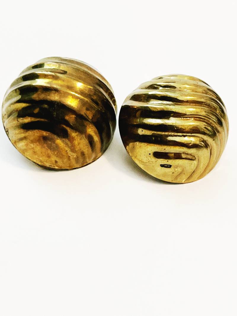Vintage Antik Gold Runde Kuppel Ohrclips 1980Er 80Er Jahre Ridge Circle Button Clip Ons Kostüm Schmuck Große Statement Ohrringe von chrisaliciavintage