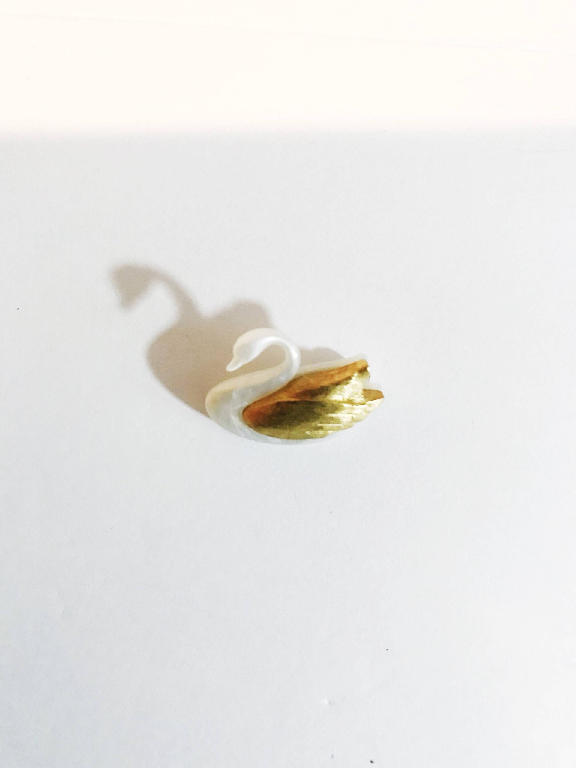 Vintage Avon Schwan Brosche Goldfarbene Anstecknadel, Signierter Schmuck von chrisaliciavintage