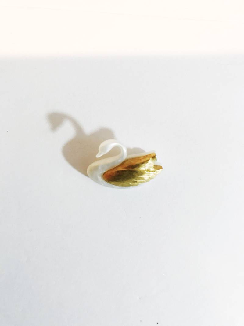 Vintage Avon Schwan Brosche Goldfarbene Anstecknadel, Signierter Schmuck von chrisaliciavintage