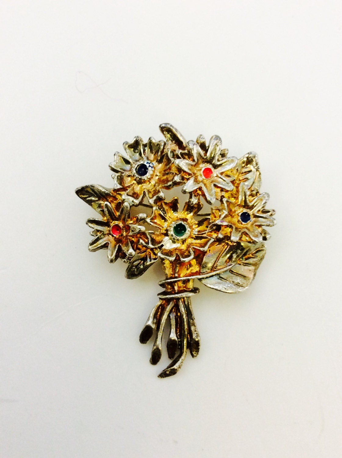 Vintage Blumenstrauß Brosche Goldfarben Bunte Emaille Blüten von chrisaliciavintage