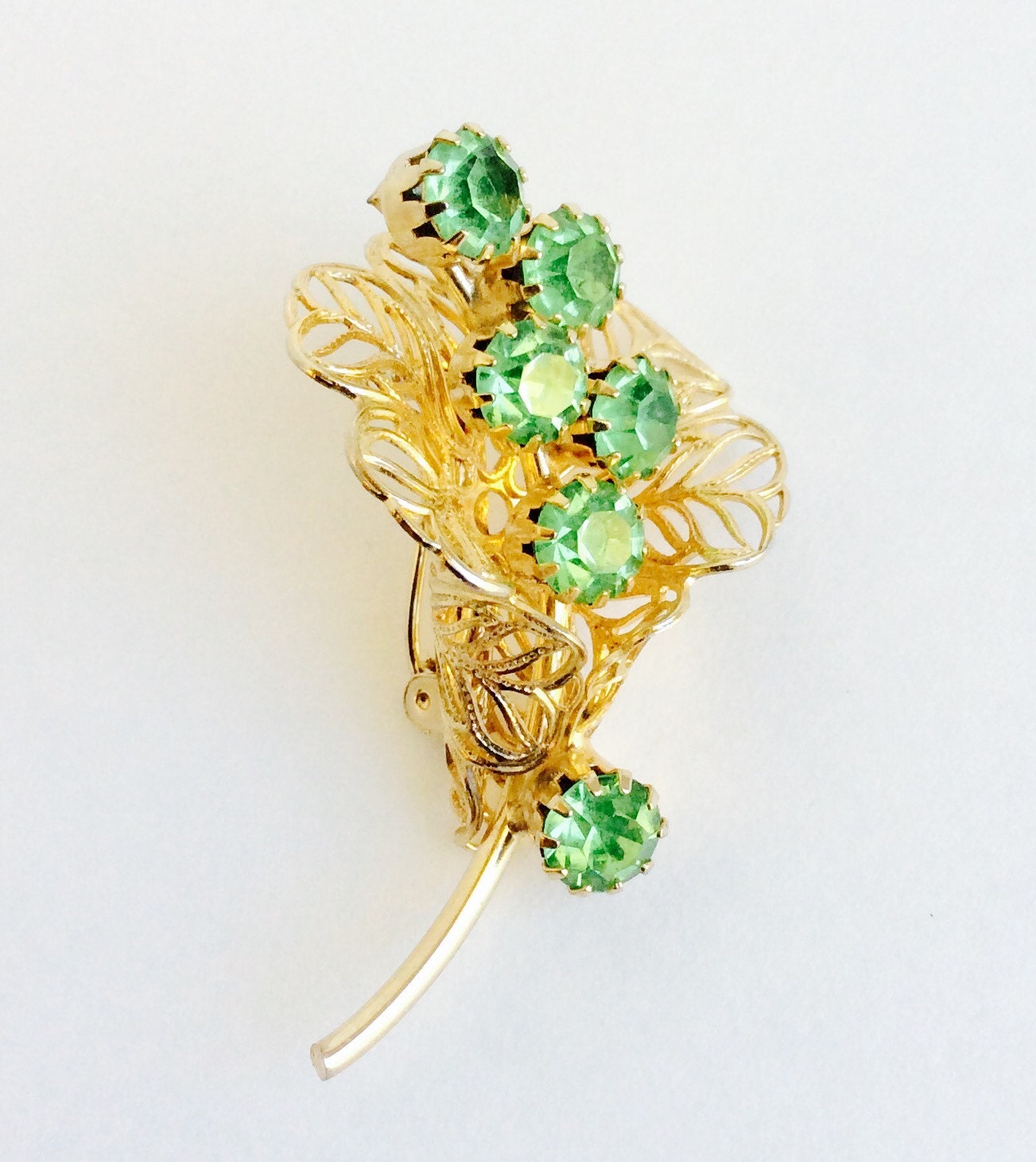 Vintage Goldfarbene Lilien-Brosche Grüner Strass-Blumen-Pin von chrisaliciavintage
