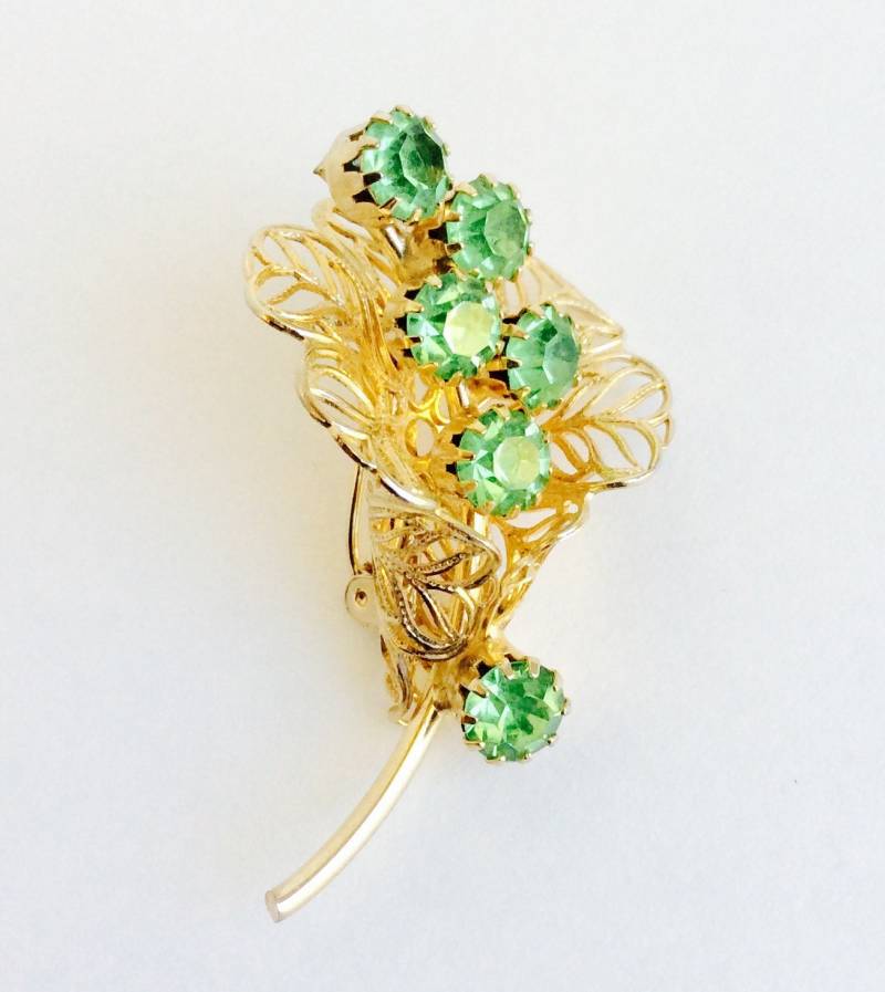 Vintage Goldfarbene Lilien-Brosche Grüner Strass-Blumen-Pin von chrisaliciavintage