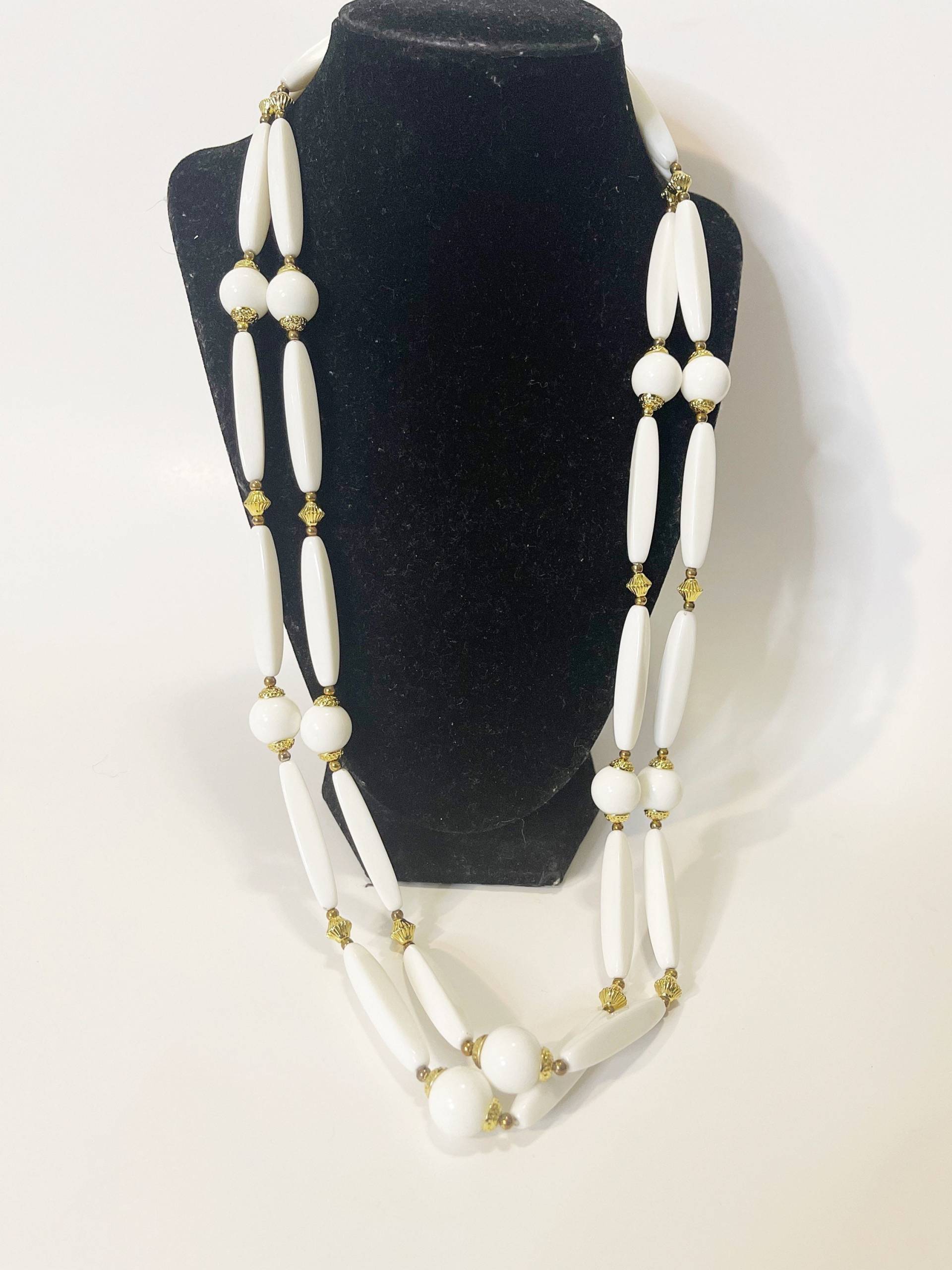 Vintage Doppelstrang Weiße Perlen Halskette Runde Rechteck Mit Goldfarbenen Spacern Long Two Strand Lucite Mod Retro Schmuck Vtg 1980Er Jahre von chrisaliciavintage