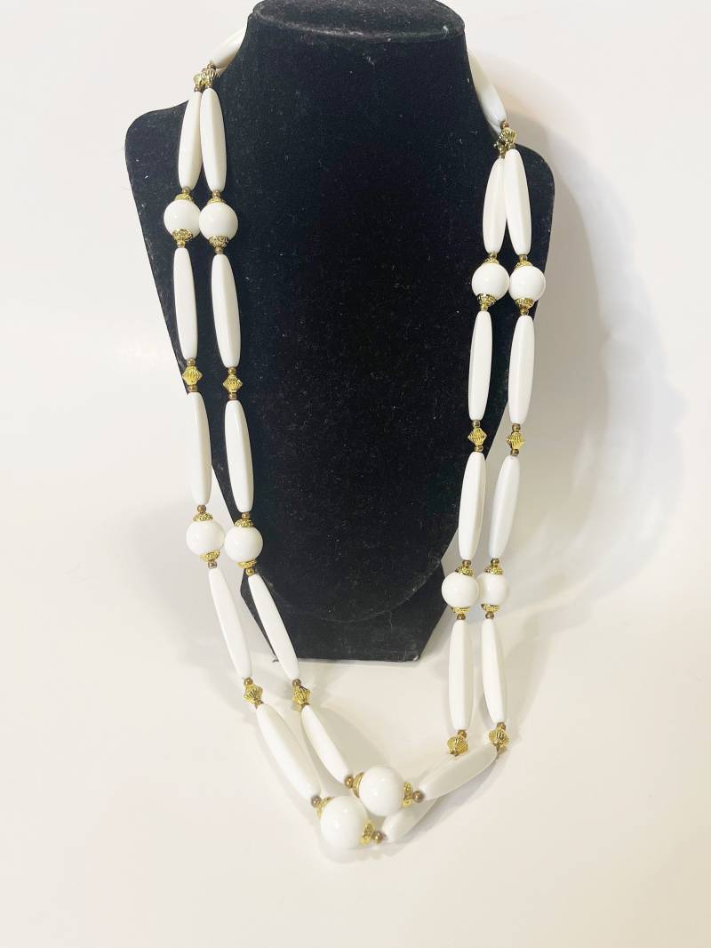 Vintage Doppelstrang Weiße Perlen Halskette Runde Rechteck Mit Goldfarbenen Spacern Long Two Strand Lucite Mod Retro Schmuck Vtg 1980Er Jahre von chrisaliciavintage