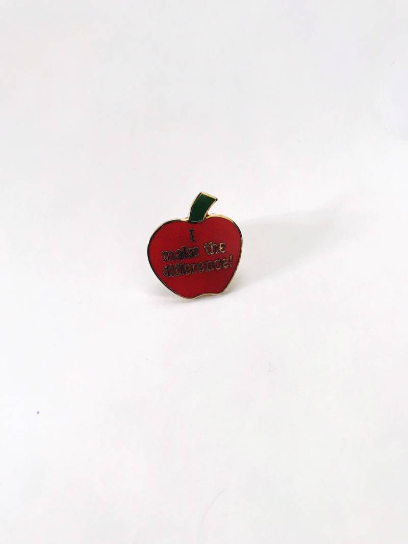 Vintage Emaille Apfel Anstecknadel "I Make A Unterschied" Lehrer Anstecknadel." von chrisaliciavintage