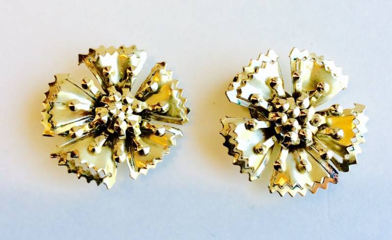 Vintage Flower Stud Clip On Arrings-Goldtone Floral Studs-Elegant Für Alle Occasions-Leichtgewicht von chrisaliciavintage