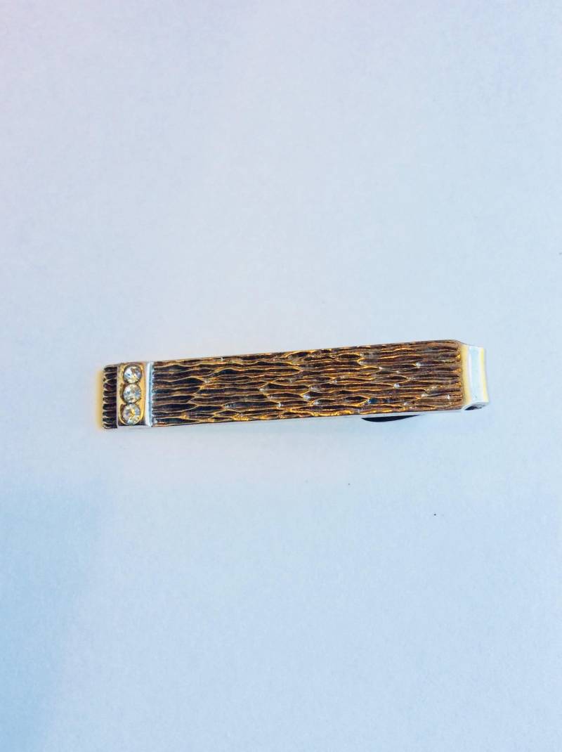 Vintage Geätzte Silberfarbene Krawattenklammer Strass Retro Accessoire von chrisaliciavintage