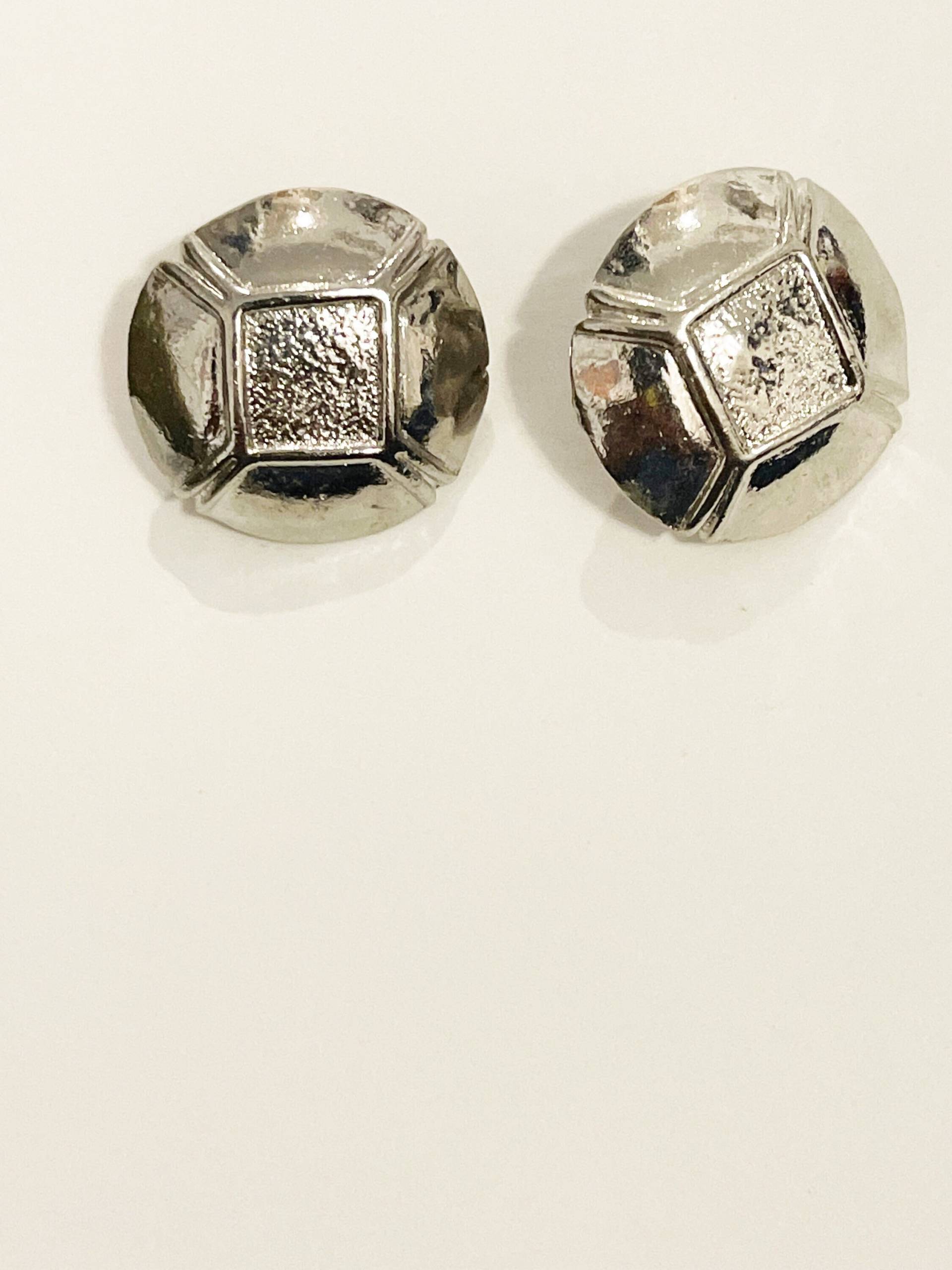 Vintage Jordache Ohrclips, Silber Ton Ohrringe Rund Button Clip Ons 90Er Jahre Retro Clip-Ons Große Kreis Ohrstecker Vintage Jordache Ohrclips, Silber Ton Ohrringe Rund Button Clip Ons 90Er Jahre Retro Clip-Ons Große Kreis Ohrstecker von chrisaliciavintage