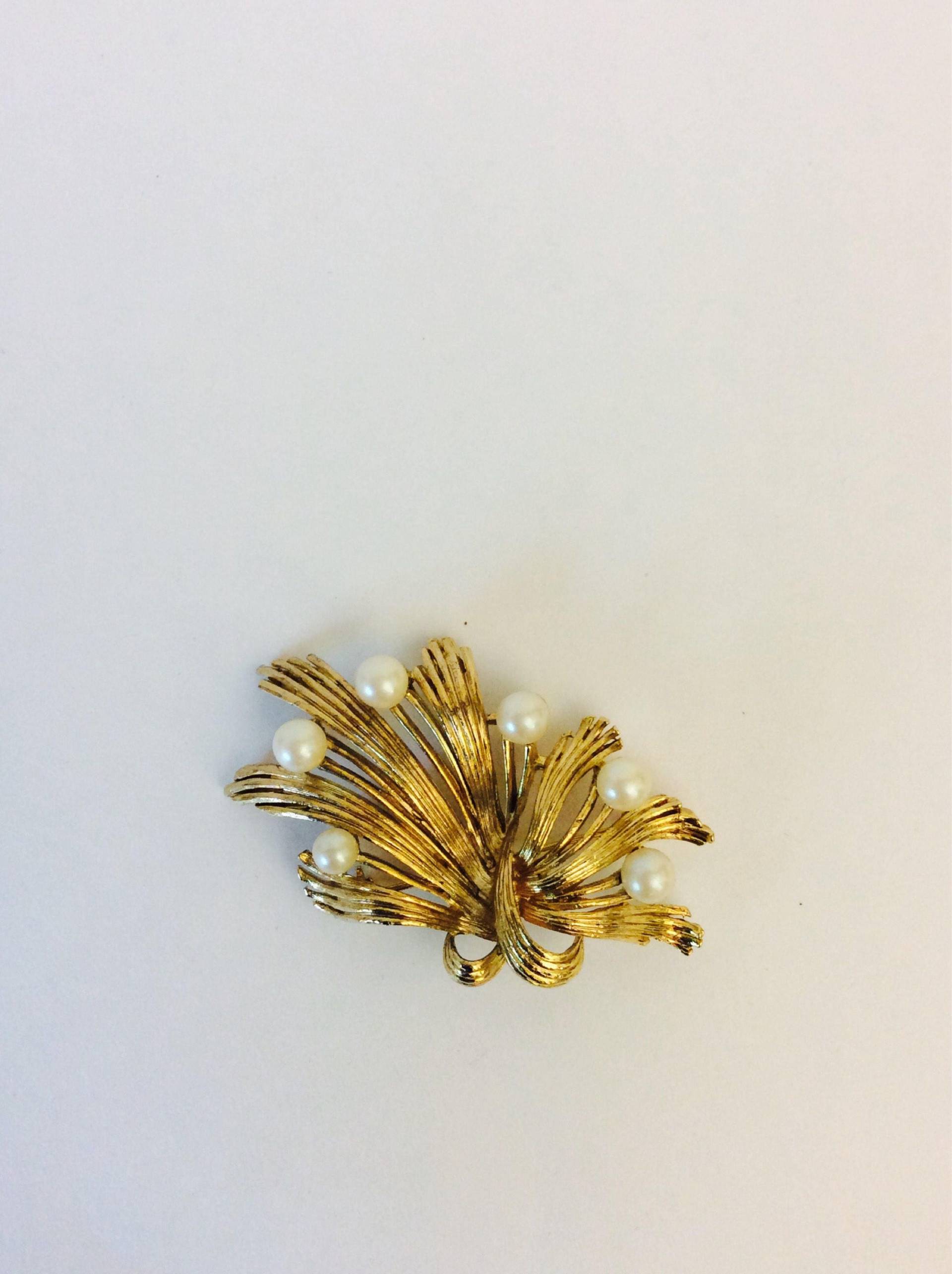 Vintage M. Jent Gold-Ton Faux Perle Blumen Brosche von chrisaliciavintage