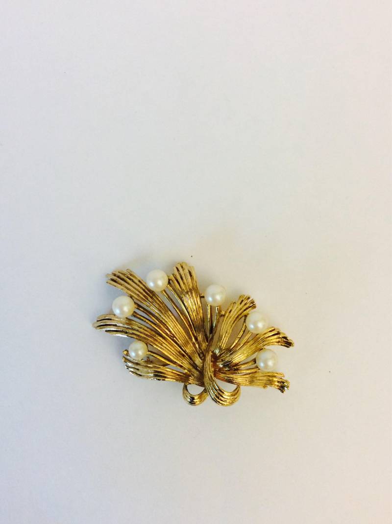 Vintage M. Jent Gold-Ton Faux Perle Blumen Brosche von chrisaliciavintage