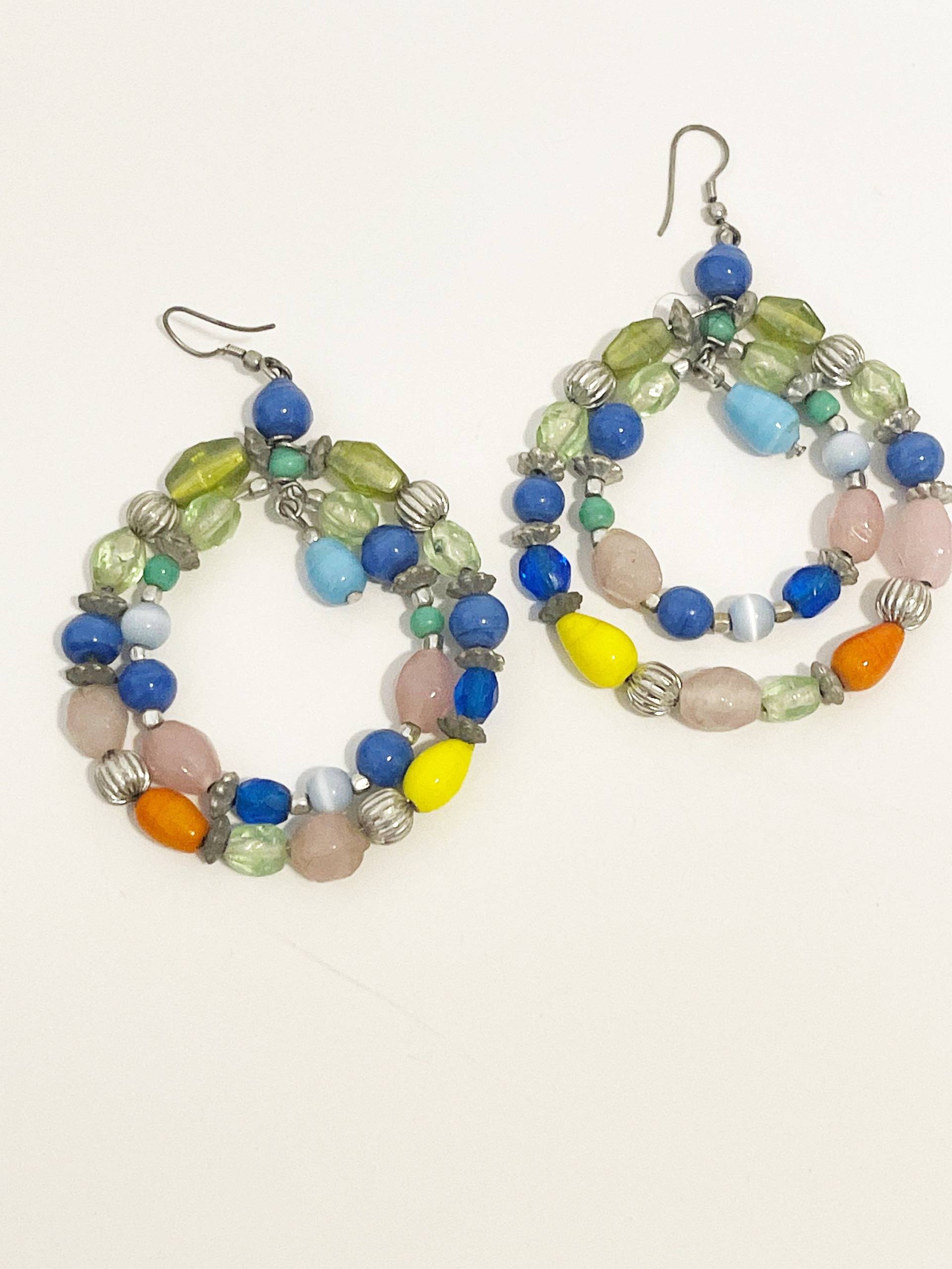 Vintage Mehrfarbige Perlen Tropfen Ohrringe Pierced Wire Hook Rund Blau Orange Gelb Boho Kostüm Schmuck Vintage Mehrfarbige Perlen Tropfen Ohrringe Pierced Wire Hook Rund Blau Orange Gelb Boho Kostüm Schmuck von chrisaliciavintage
