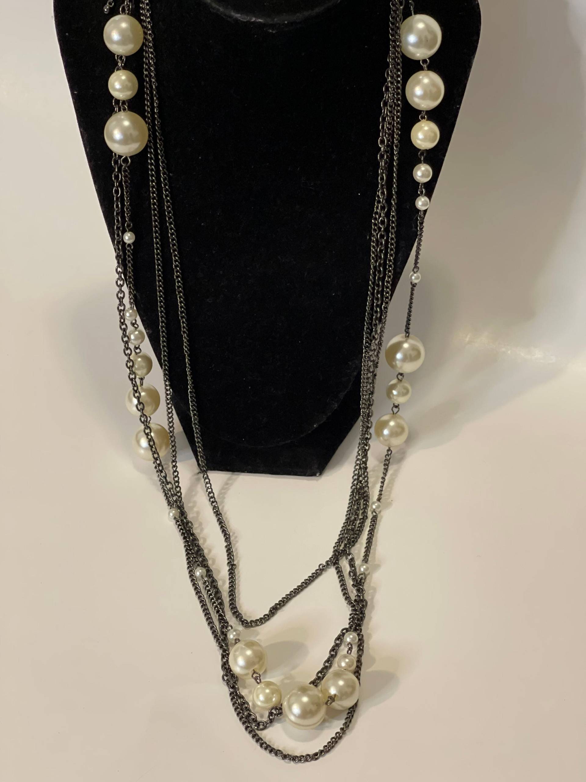 Vintage Perlenkette 4 Strang Schwarzer Kettenknöpfe Und Kunstperlen Kombiniert Halskette Multi Stränge Lange Retro 90Er Jahre Modeschmuck von chrisaliciavintage