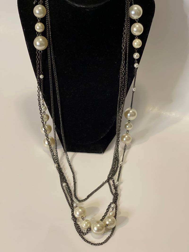 Vintage Perlenkette 4 Strang Schwarzer Kettenknöpfe Und Kunstperlen Kombiniert Halskette Multi Stränge Lange Retro 90Er Jahre Modeschmuck von chrisaliciavintage