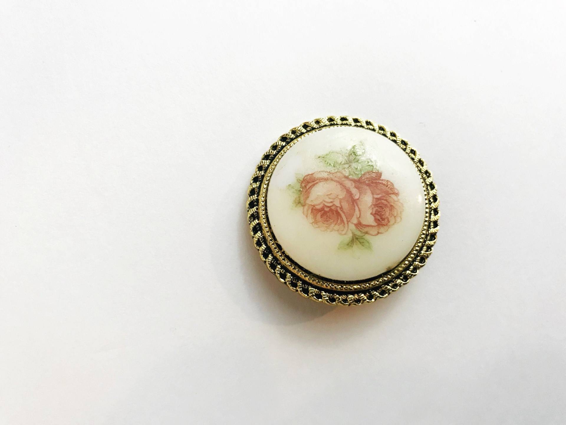 Vintage Rosen Cameo Schal Clip Goldfarbener Floraler Modeschmuck von chrisaliciavintage