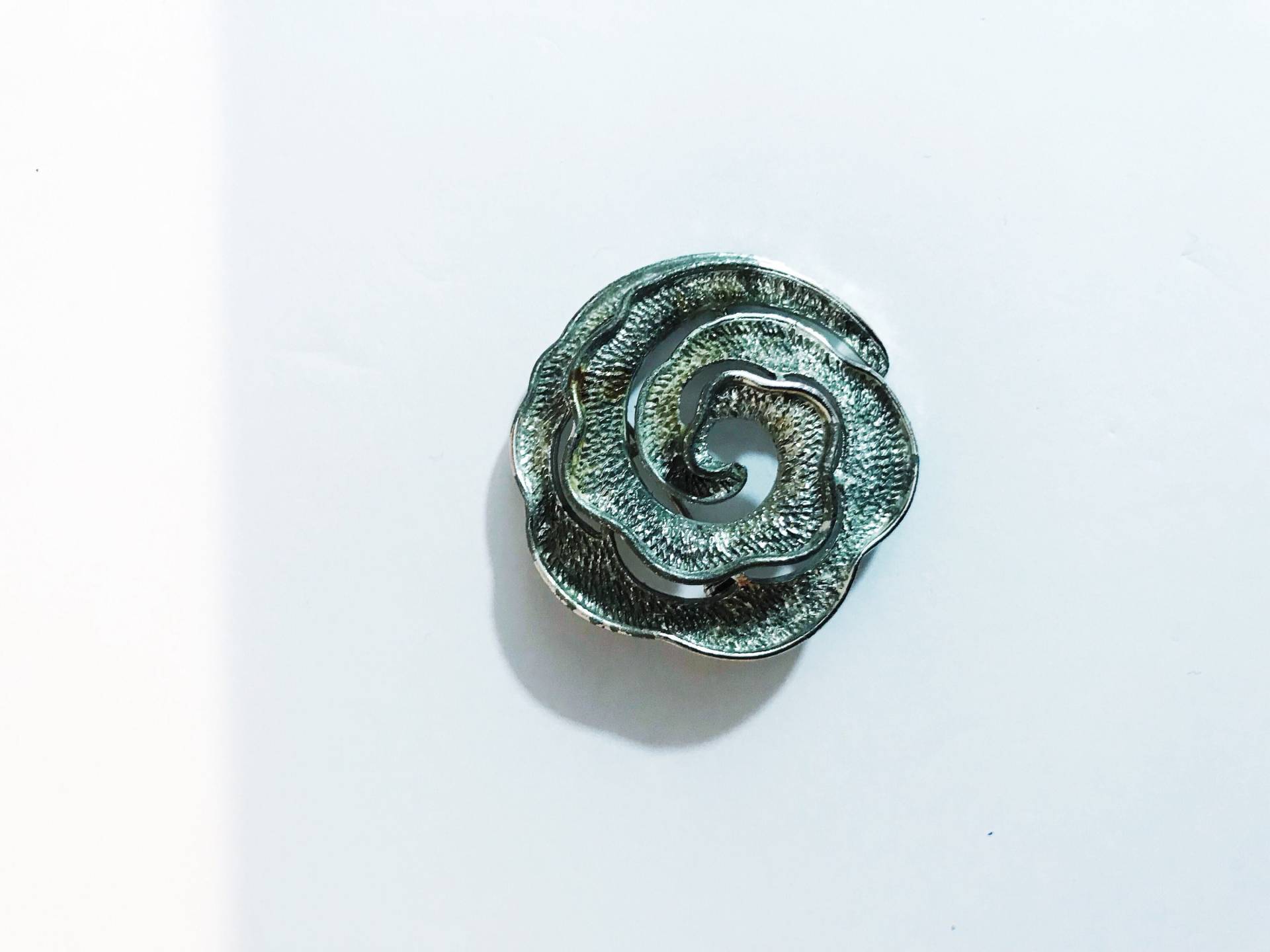 Vintage Silberfarbene Rosenbrosche Anstecknadel, Texturiert von chrisaliciavintage