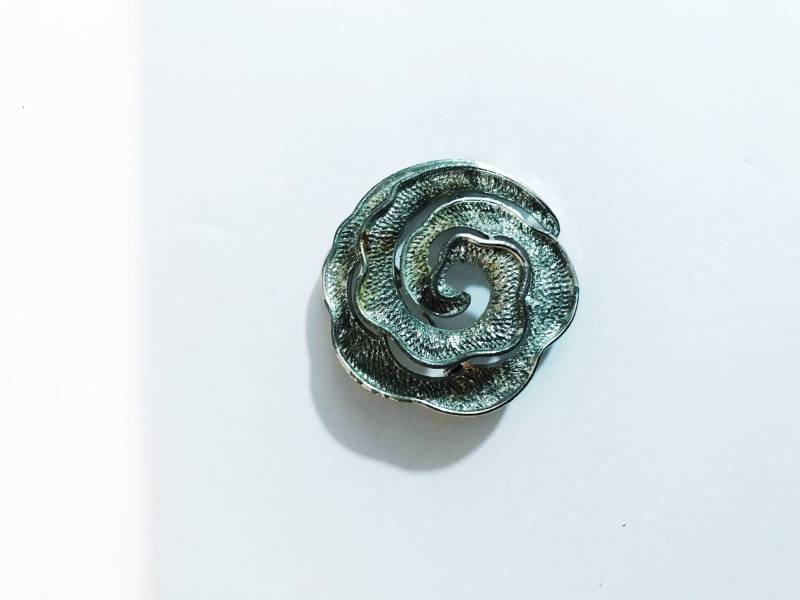 Vintage Silberfarbene Rosenbrosche Anstecknadel, Texturiert von chrisaliciavintage