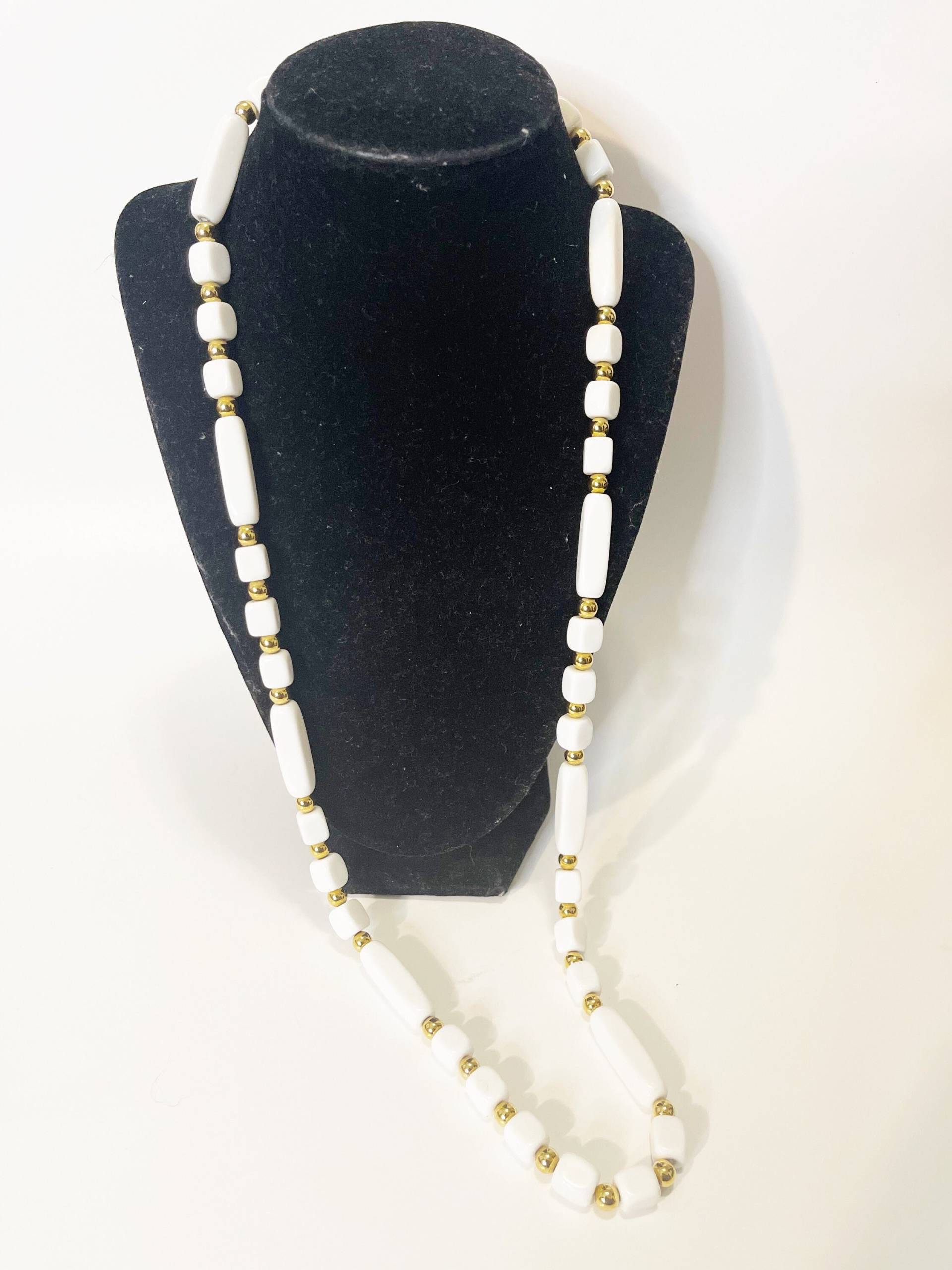 Vintage Trifari Weiße Lucite Perlen Halskette Single Long Strang Statement Weiße Mit Gold Ton Kugel Spacer Glam Mod Schmuck von chrisaliciavintage
