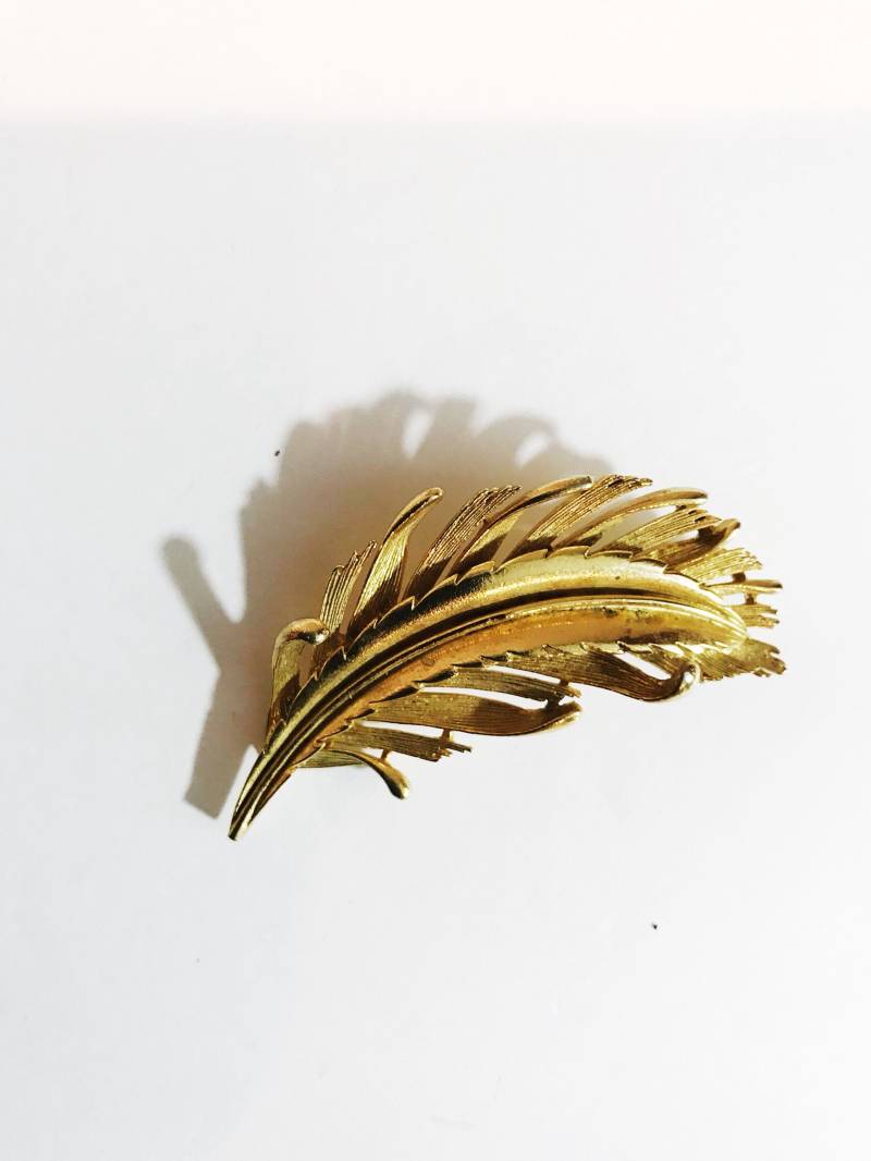 Vintage Usner Goldfarbene Feder Brosche - 1980S Blatt Pin von chrisaliciavintage