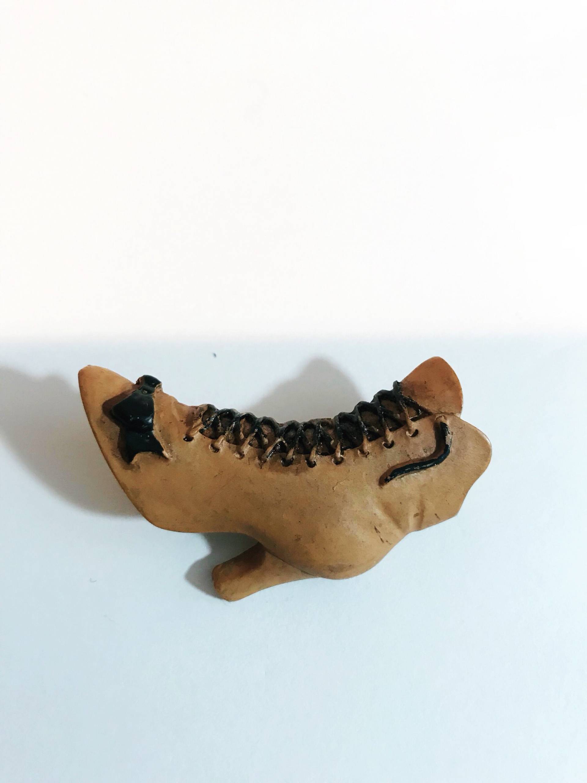 Vintage Victorian Boot Pin Braune Schnürschuh-Brosche Aus Kunststoff von chrisaliciavintage