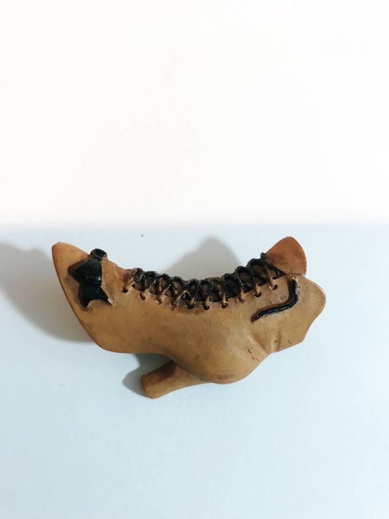Vintage Victorian Boot Pin Braune Schnürschuh-Brosche Aus Kunststoff von chrisaliciavintage