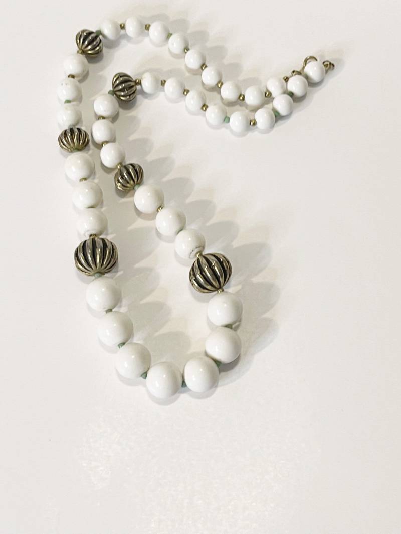 Vintage Weiße Perlenkette Einzelstrang Statement Halskette Silberfarben Kugel Spacer 1980Er 1990Er Jahre Modeschmuck Chunky Bead Necklace von chrisaliciavintage