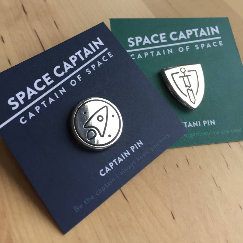 Space Captain Emaille Pins von chrisbaldie