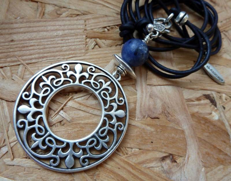 Kette Mit Amulett Ornament Und Sodalith Leder Blau Chrissona® Design von chrissona