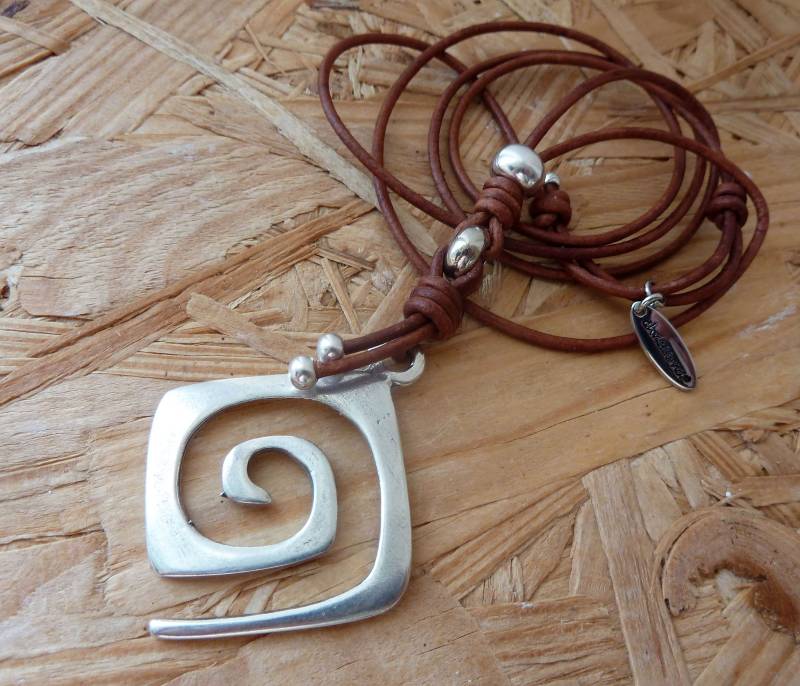 Kette Mit Eckiger Spirale, Lässig Eleganter Lederschmuck in Vielen Farben Verfügbar Im Chrissona® Design von chrissona