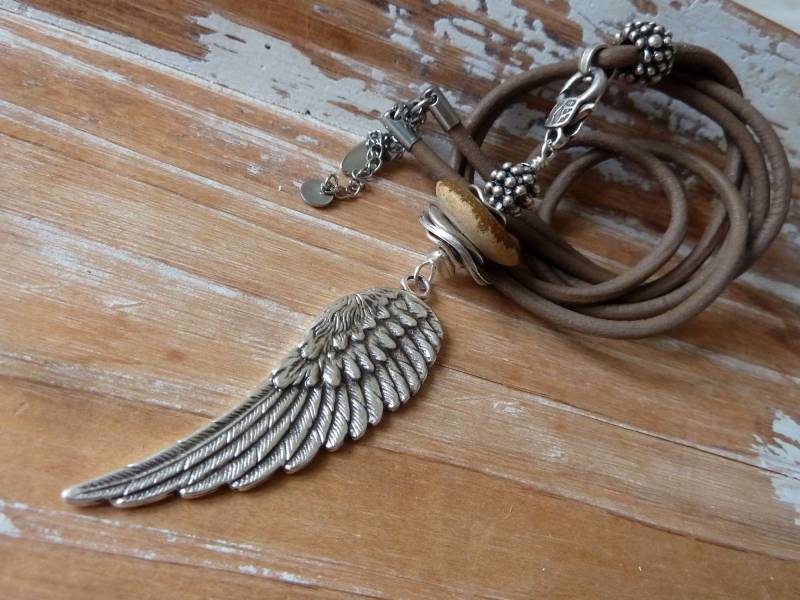 Lange Lederkette in Taupe Mit Anhänger Großer Flügel Und Jaspis Rondell Im Chrissona® Design von chrissona