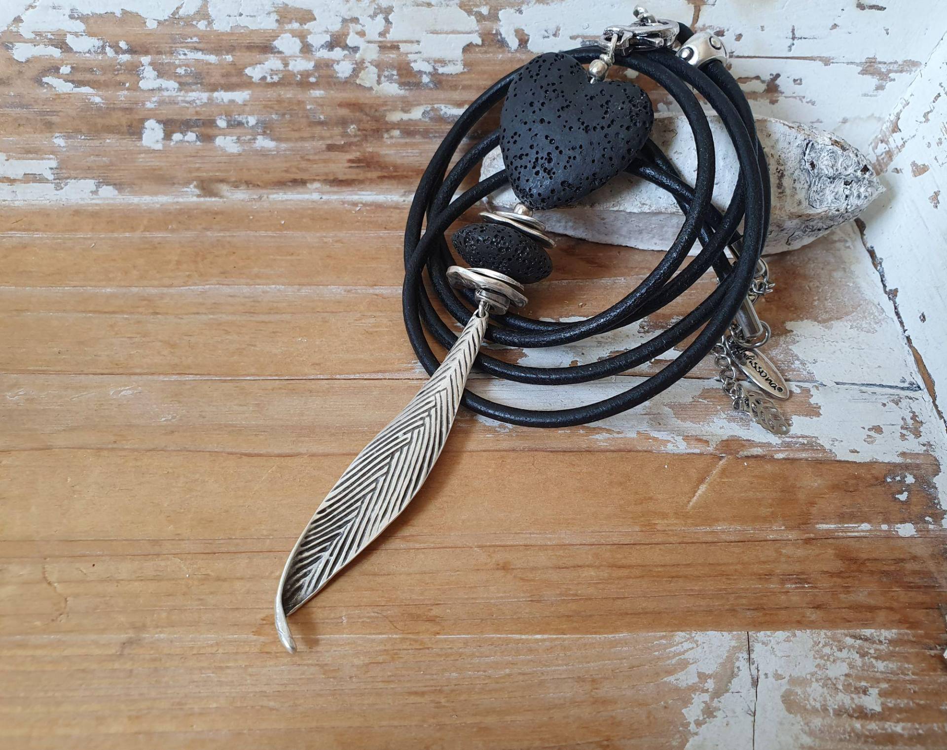 Lange Schwarze Lederkette Mit Lava Herz Und Blatt Anhänger Im Chrissona® Design von chrissona