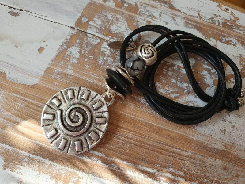 Spiral Amulett Lederkette in Schwarz Silber, Statement Kette Mit Onyx & Achat Spiral Amulett Lederkette in Schwarz Silber, Statement Kette Mit Onyx & Achat von chrissona