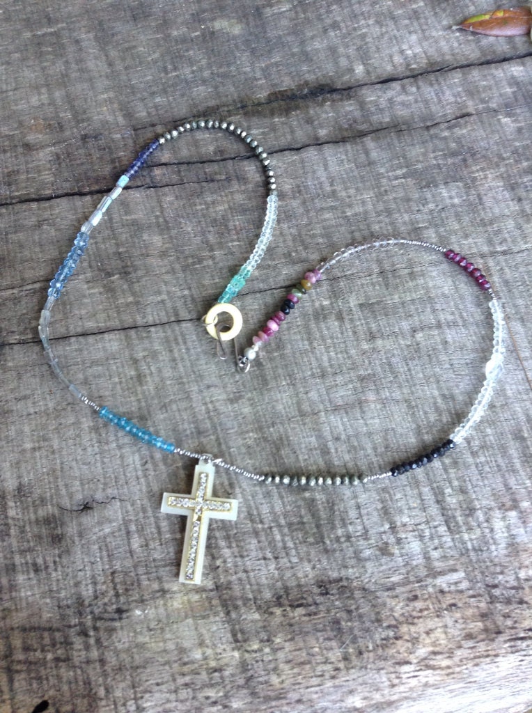 Multi Edelsteine Mit Strassstein Kreuz Layering Halskette, Ooak, Vintage Cross Multi Edelsteine Mit Strassstein Kreuz Layering Halskette, Ooak, Vintage Cross von chrissyslove4beads