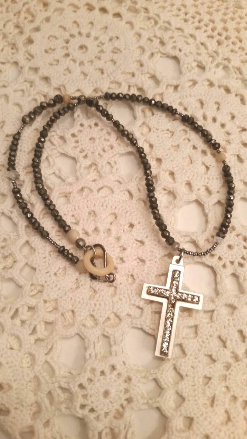 Upcycled Perlmutt Strass Kreuz Mit Pyrit Perlen Layering Halskette, Unikat, Religiöse Zusammenstellung, Alltagskleidung Upcycled Perlmutt Strass Kreuz Mit Pyrit Perlen Layering Halskette, Unikat, Religiöse Zusammenstellung, Alltagskleidung von chrissyslove4beads