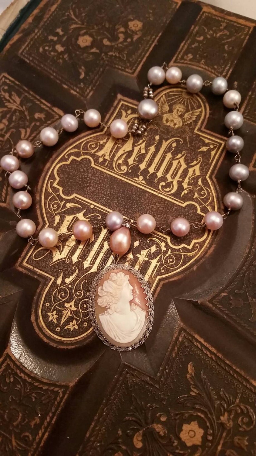 Upcycled Vintage Cameo Zusammenstellung Süßwasserperlen Halskette, Ooak Upcycled Vintage Cameo Zusammenstellung Süßwasserperlen Halskette, Ooak von chrissyslove4beads