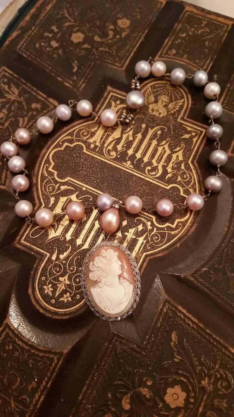 Upcycled Vintage Cameo Zusammenstellung Süßwasserperlen Halskette, Ooak Upcycled Vintage Cameo Zusammenstellung Süßwasserperlen Halskette, Ooak von chrissyslove4beads