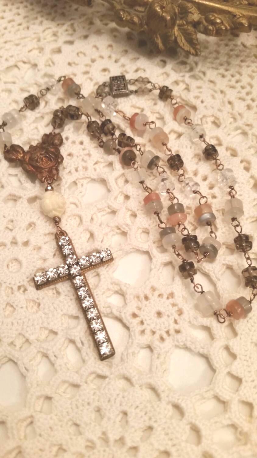 Upcycled Vintage Draht Eingewickelt Mondstein Collier, Strassstein Kreuz, Religiöses Collier Upcycled Vintage Draht Eingewickelt Mondstein Collier, Strassstein Kreuz, Religiöses Collier von chrissyslove4beads