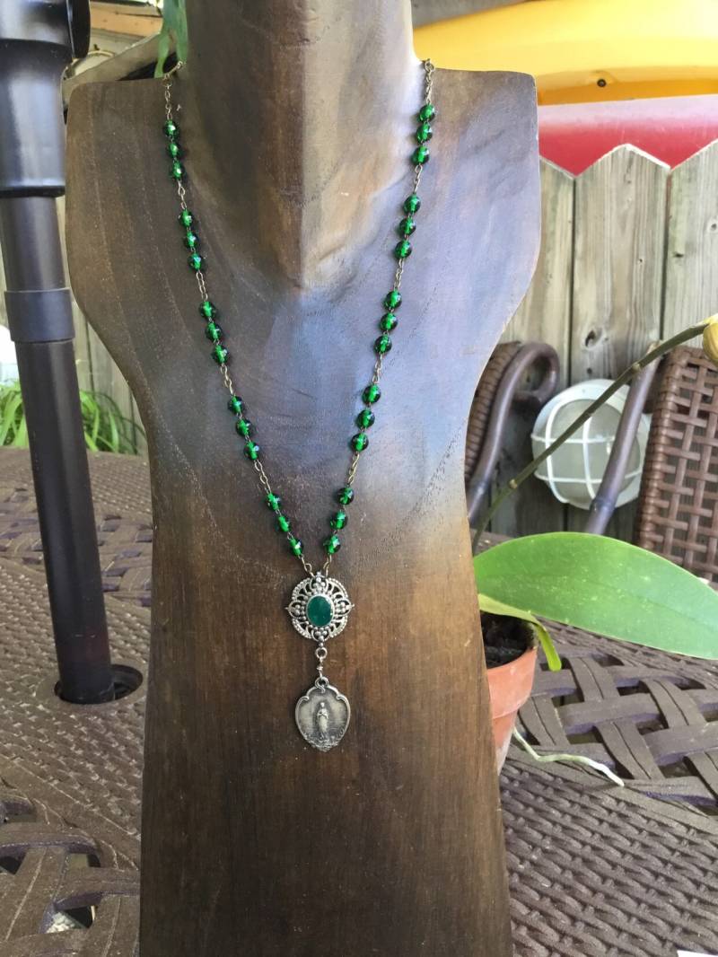 Upcycled Vintage Grüne Rosenkranz Halskette, Religiöse Medaille, Unikat, Zweckentfremdet Upcycled Vintage Grüne Rosenkranz Halskette, Religiöse Medaille, Unikat, Zweckentfremdet von chrissyslove4beads