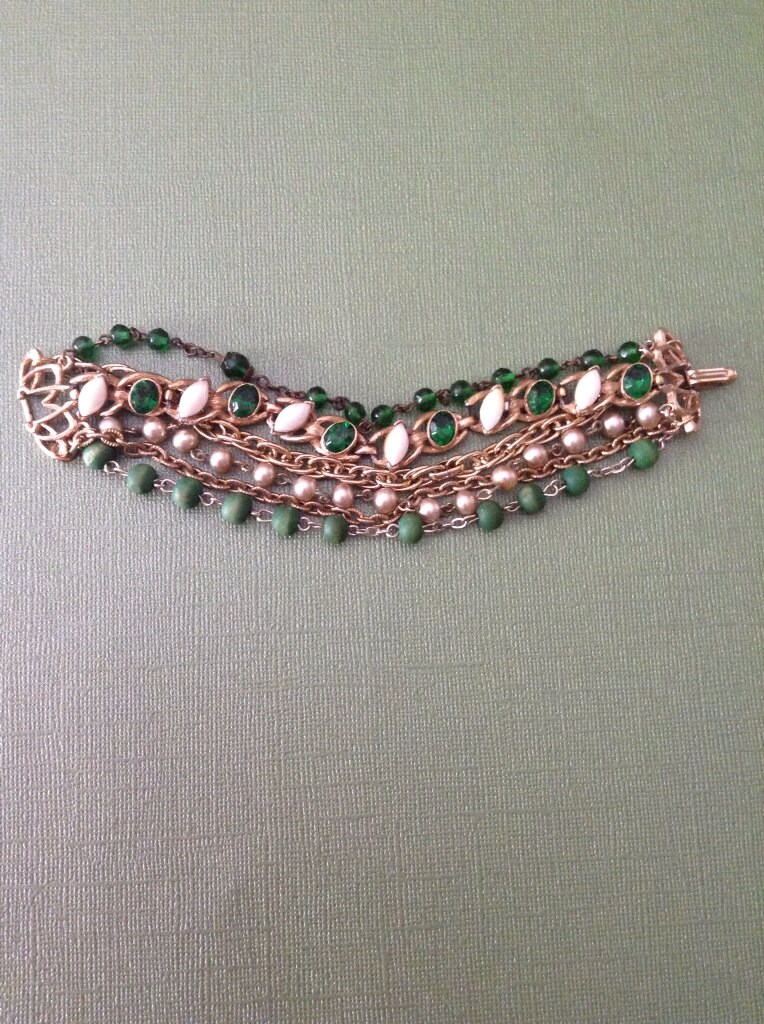 Upcycled Vintage Grünes Multi Stranded Armband, Ooak, Umfunktioniertes Armband Upcycled Vintage Grünes Multi Stranded Armband, Ooak, Umfunktioniertes Armband von chrissyslove4beads
